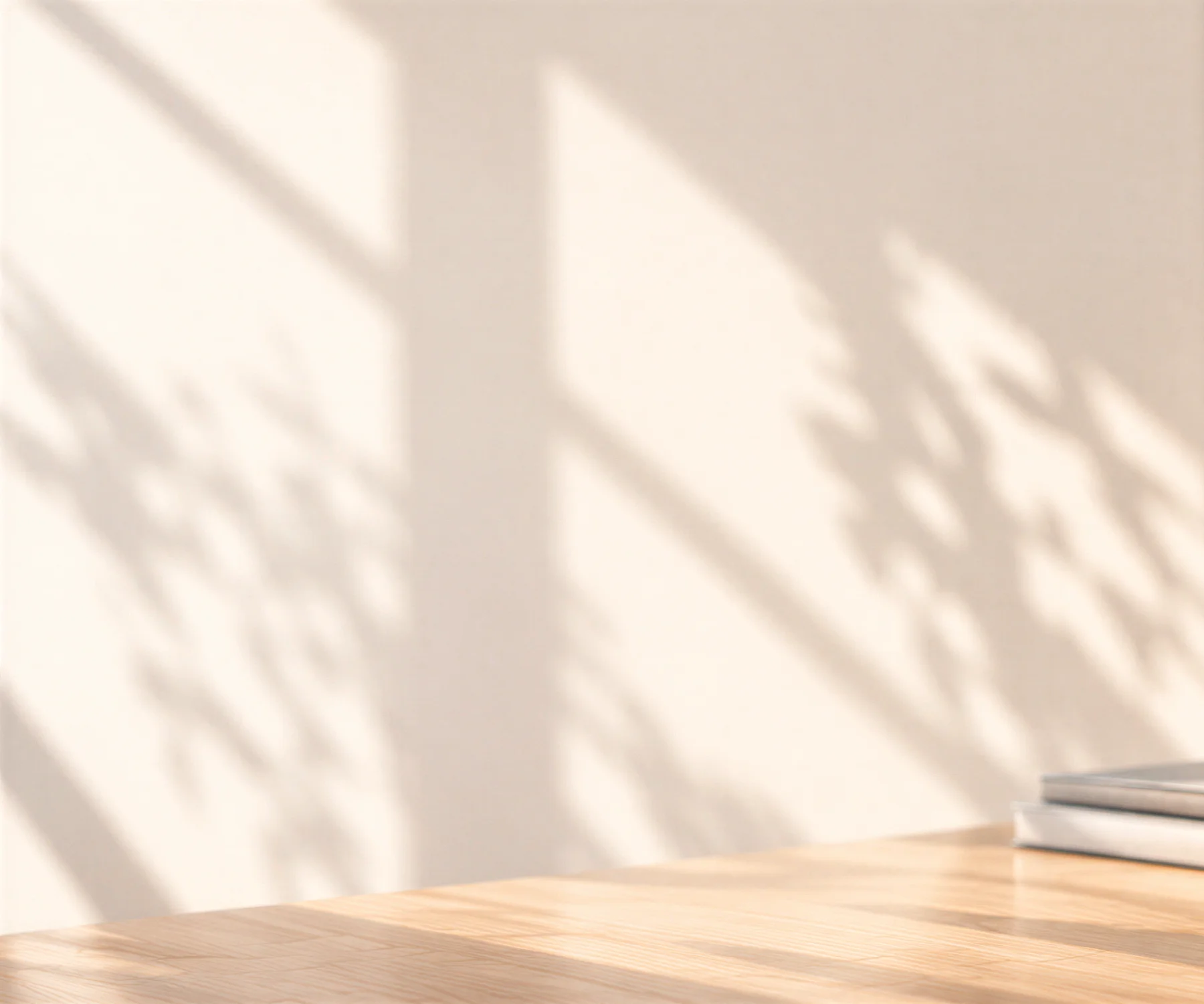 Meja kerja dengan tanaman dan tumpukan buku sebagai latar halaman utama Aurevia Digital